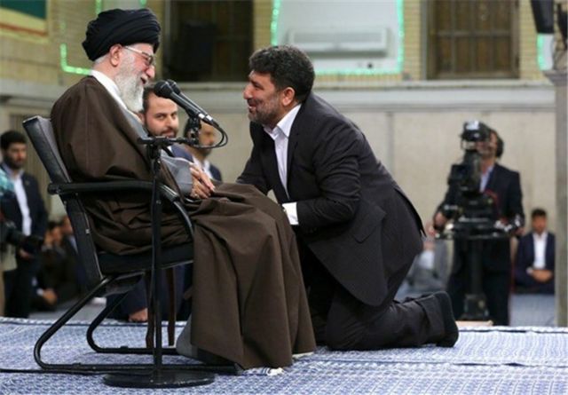 حدادیان و دست‌بوسی خامنه‌ای