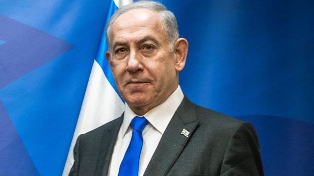 Benjamin Netanyahu usando terno com expressão de seriedade