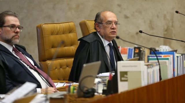 Os ministros Dias Toffoli e Gilmar Mendes durante sessão plenária do STF