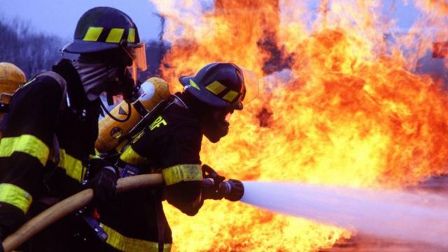 Bombeiros trabalhando