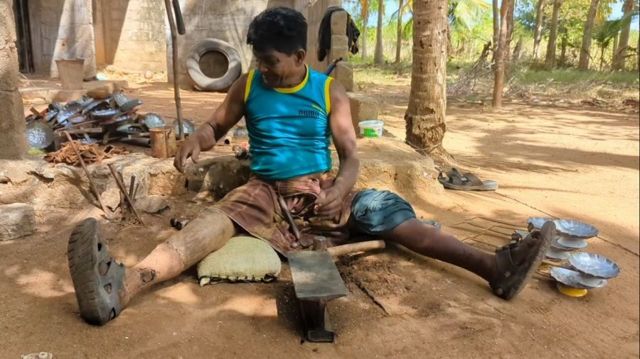 விடுதலைப் புலிகளுடன் கால்பந்து விளையாடிய மைத்திரி