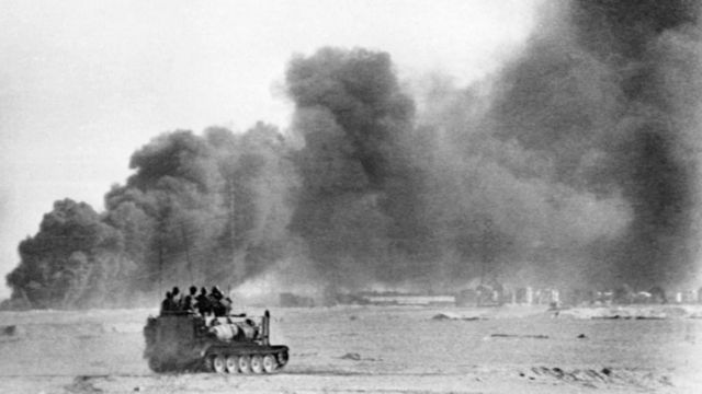 Ізраїльські війська на підступах до міста Суец у Єгипті 27 жовтня 1973 року. На задньому плані горить нафтопереробний завод