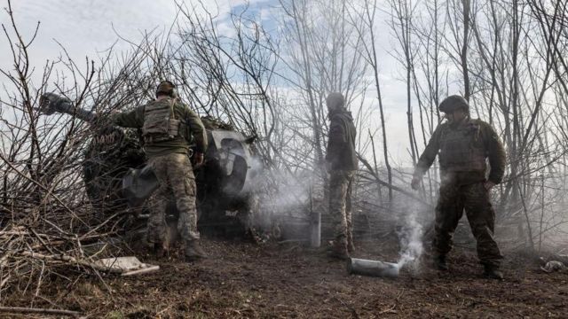 Soldados ucranianos disparando artillería.