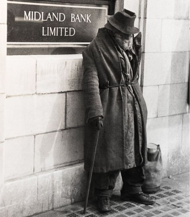 Un sans-abri à l'extérieur de la Midland Bank en 1955.  - 2cfa78d0 fc6d 11ec bfa6 89ae37be3a04 - BANQUE  : Comment les banquiers de Londres ont aidé les méga-riches et les criminels à cacher leur richesse