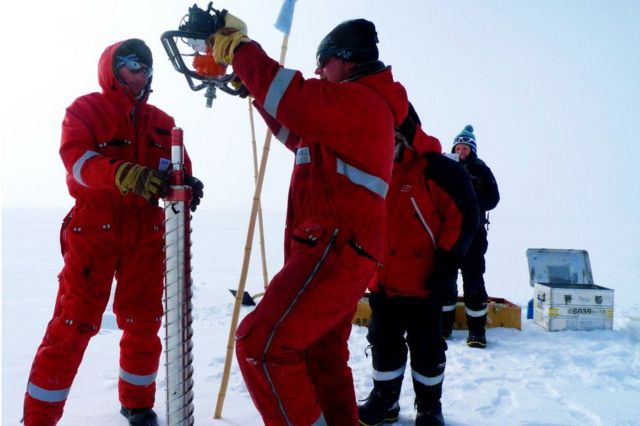 دانشمندان در حال حفاری برای نمونه‌‌برداری یخ در قطب جنوب هستند تا ببینند مواد پی‌اِف‌اِی‌اِس تا کجا پخش شده‌اند