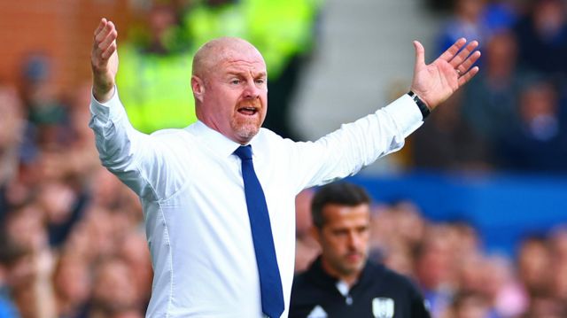 Sean Dyche shouts instructions from the touchline
