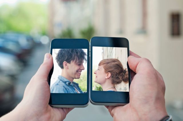 Una pareja en la pantalla de dos celulares