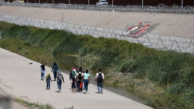 Migrantes na fronteira EUA-México