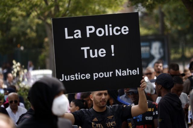 "La policía mata", decían algunos carteles exhibidos durante la manifestación por el asesinato de Nahel.