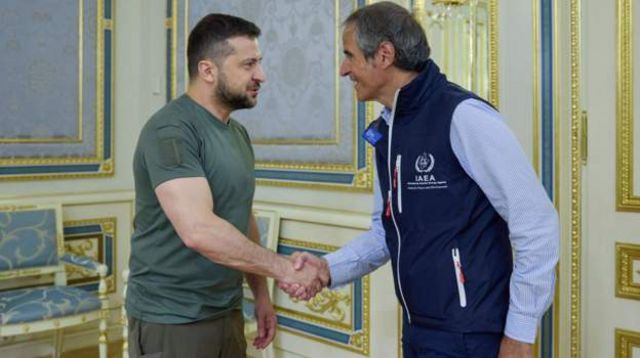 Zelenskiy ve Grossi el sıkışıyor