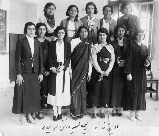طوسی حائری بین اولین زنان فارغ‌التحصیل از دانشگاه تهران
