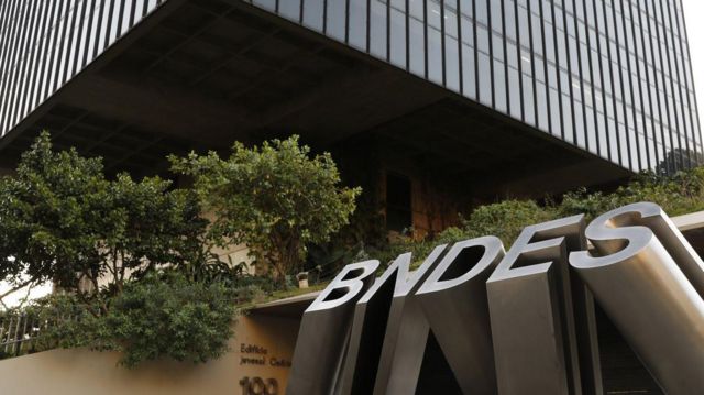 Logotipo do BNDES no edifício-sede do banco