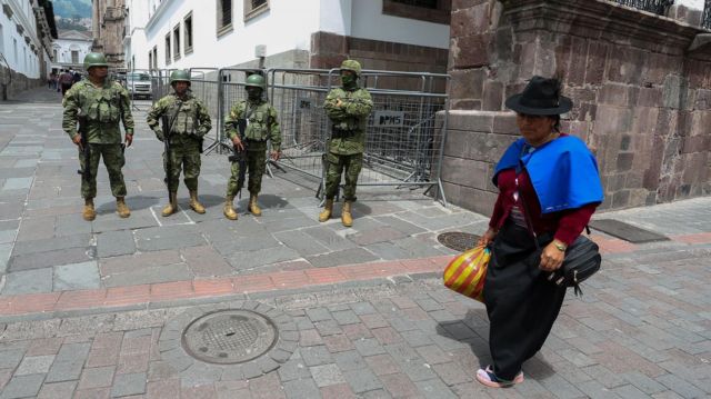 Эквадор, солдаты на улице
