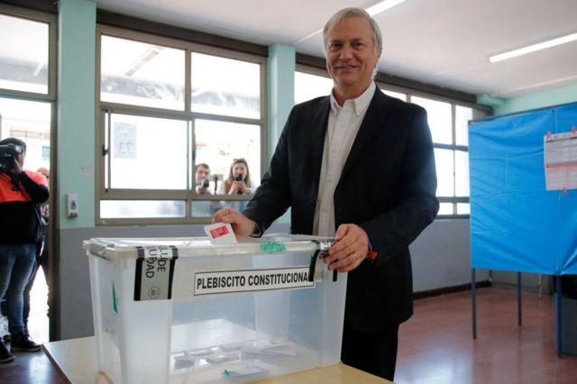 José Antonio Kast insertando su voto en la urna por el plebiscito constitucional el 17 de diciembre de 2023.