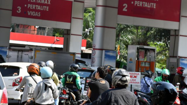 Sejumlah kendaraan antre mengisi BBM jenis Pertalite dan Pertamax di salah satu SPBU, Kota Bogor, Jawa Barat, Selasa (09/08)