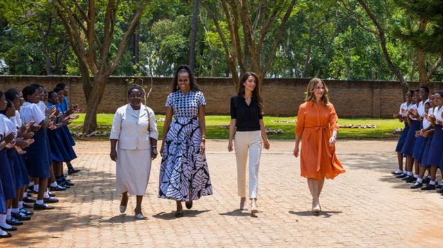 از راست:  گیتس، کلونی و اوباما در جمع دختران دانش‌آموز در مالاوی