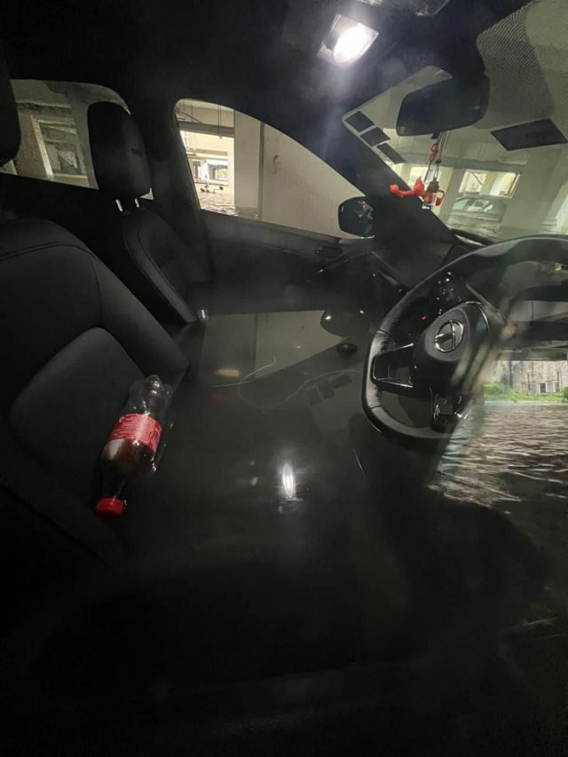 சென்னை வெள்ளத்தில் பாதிக்கப்பட்ட கார்கள்