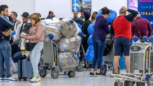 अमेरिकाको एउटा अन्तर्राष्ट्रिय विमानस्थलमा यात्रुहरू