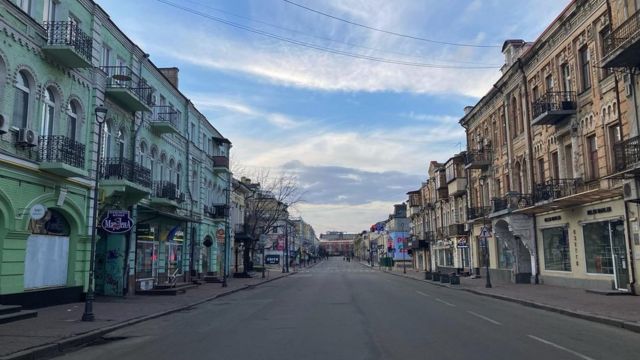 Ruas de alguns subúrbios de Kiev ficaram vazias nos dias após invasão