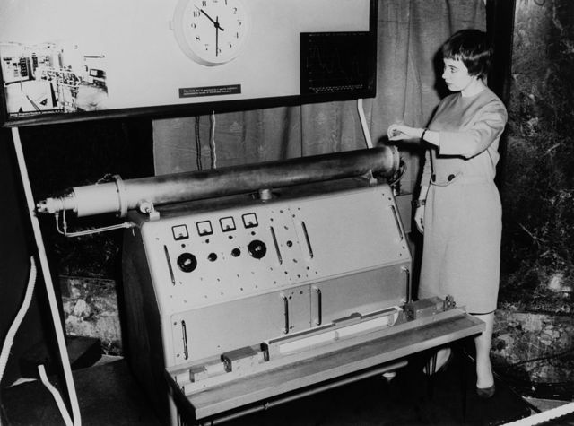 Reloj atómico expuesto en la exhibición At Pendulum Atom en Reino Unido en 1958.
