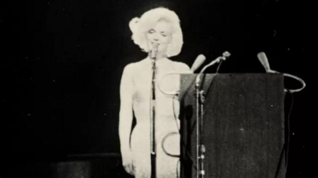 Marilyn Monroe menyanyikan lagu "Happy Birthday" untuk Presiden John Kennedy pada Juni 1962. 