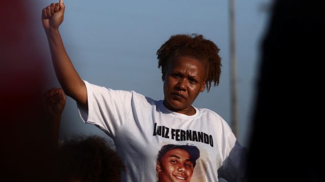 Mulher negra protesta contra a morte de jovem por policiais no Guarujá