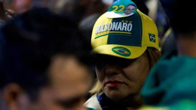 Eleitora com boné da campanha de Jair Bolsonaro