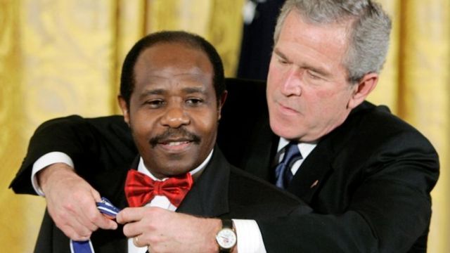 Rusesabagina yambikwa umudari na Perezida w'Amerika George W Bush