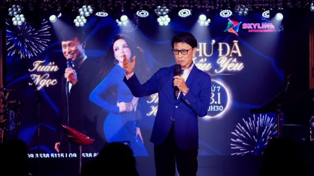 Tuấn Ngọc trình diễn tại một phòng trà ở Hà Nội trung tuần tháng 1/2024.