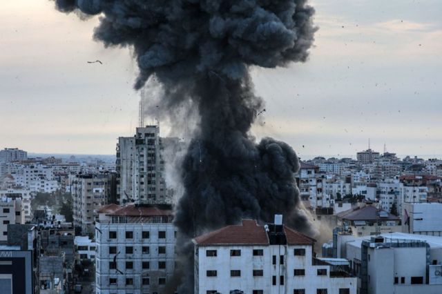 Humo saliendo del edificio del Banco Nacional tras un ataque aéreo israelí en la ciudad de Gaza el 8 de octubre de 2023.