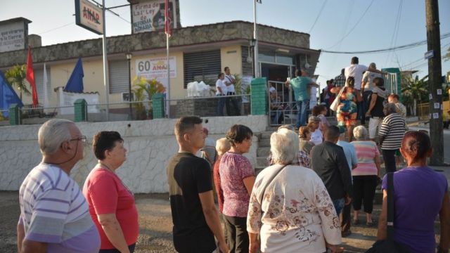 Electores aguardan para votar en un colegio electoral de Santa Clara.
