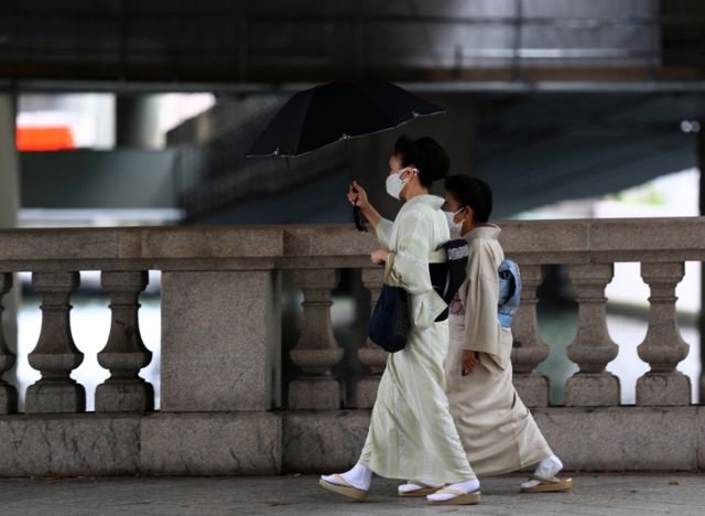 Mujeres con quimono caminando por Tokio.