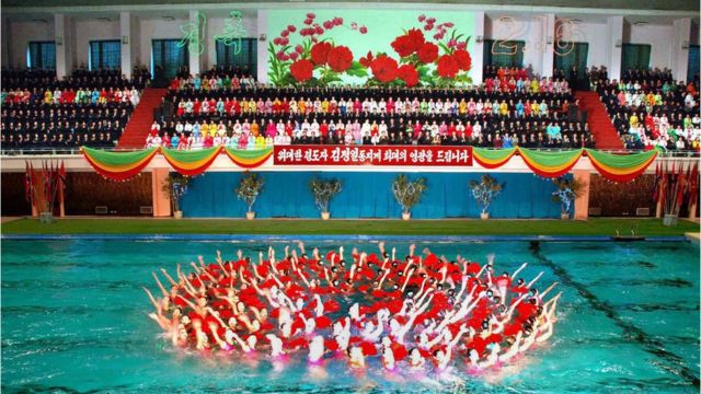 Biểu diễn bơi đồng diễn trong lễ kỷ niệm sinh nhật lần thứ 67 của lãnh tụ Bắc Hàn Kim Jong-Il ở Bình Nhưỡng hồi tháng 2/2009