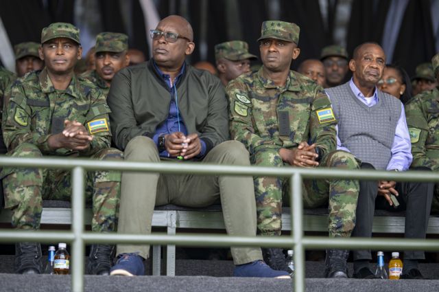 Abandi basirikare bakuru nka Maj Gen Emmanuel Bayingana (ubanza ibumoso), Maj Gen Ruki Karusisi komanda w'umutwe w'ingabo zidasanzwe (wa kabiri iburyo) na Col Charles Musitu (ubanza iburyo) uri mu kiruhuko cy'izabukuru