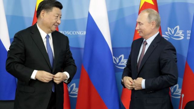 بوتين (يمين) ونظيره الصيني