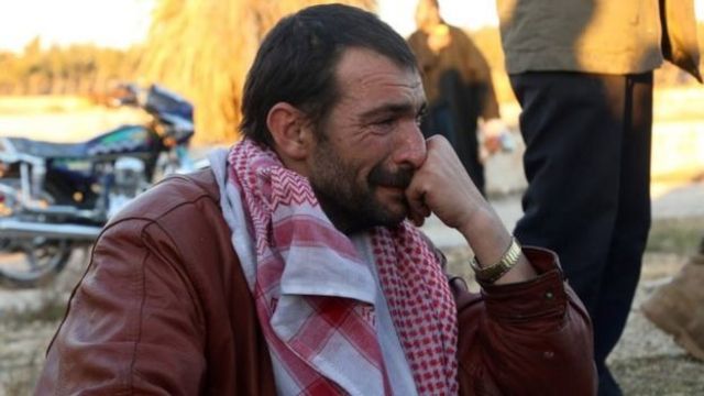 رجل يبكي بعد إجلائه من حلب