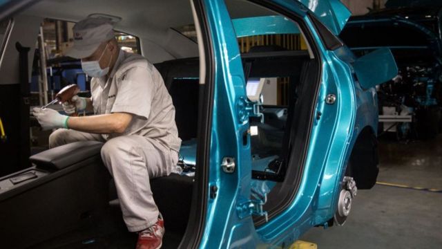 Dos fábricas de automóviles ya reiniciaron su producción en línea.