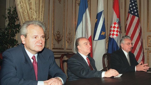 ¿Por qué se desintegró Yugoslavia? Milosevic, Izetbegović y Tudman en París, tras firmar los acuerdos de Dayton en 1995.