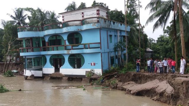 কয়েকদিন আগে সবার চোখের সামনে তিন তলা নীল একটি ভবন পদ্মা নদীতে বিলীন হয়ে যায়।
