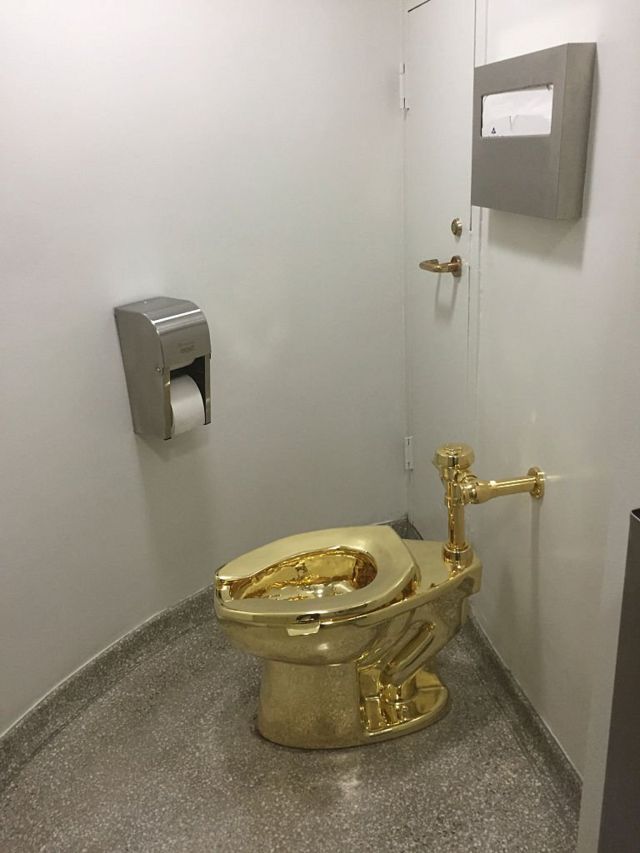 Унитаз из чистого золота