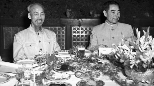 Hồ Chí Minh ngồi cạnh Chu Ân Lai trong một buổi tiệc được tổ chức ở Bắc Kinh vào ngày 26/6/1955