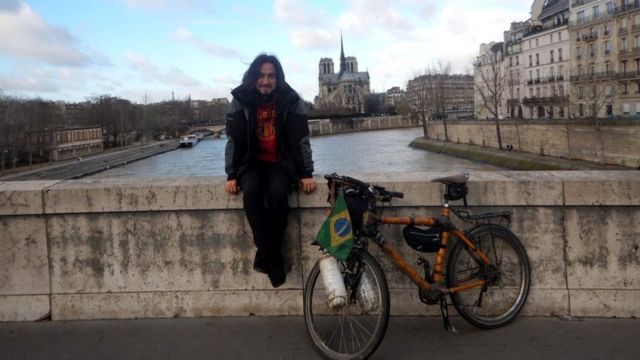 Sociólogo ao lado de sua bicicleta de bambu durante passagem por Paris