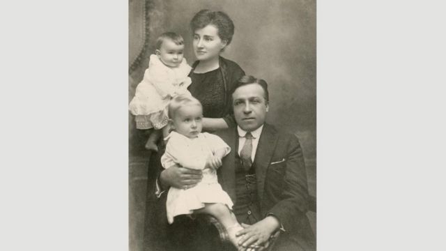 莱维诞生自一个开通的犹太家庭，在意大利的都灵长大成人（Credit: Archivio Fondazione CDEC, Milano）(photo:BBC)