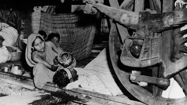১৯৪৭-এ দেশভাগের বলি পূর্ববঙ্গের এক উদ্বাস্তু পরিবার। পশ্চিমবঙ্গের বনগাঁয় ট্রেনের নীচে আশ্রয় নিয়ে অসুস্থ স্বামীর সেবা করছেন এক উদ্বাস্তু নারী