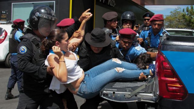 La policía arresta a una manifestante en Nicaragua.