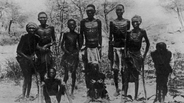 Hombres y menores Herero encadenados y demacrados, con un nivel de desnutrición tal que sus costillas son claramente visibles