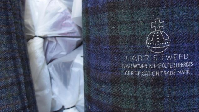 Una muestra de Harris Tweed con su sello Foto: Kathryn MacLeod