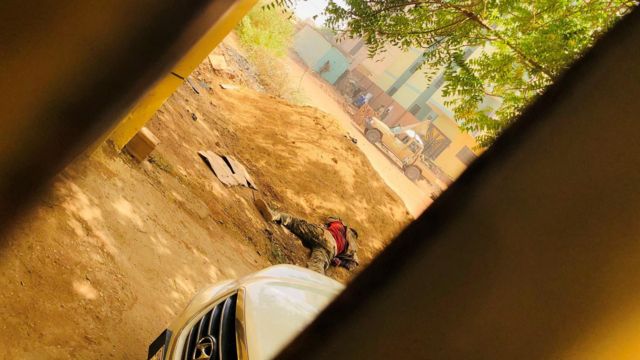 الحرب في السودان: جثث تنتشر في شوارع الخرطوم وتهدد بالطاعون - BBC News عربي