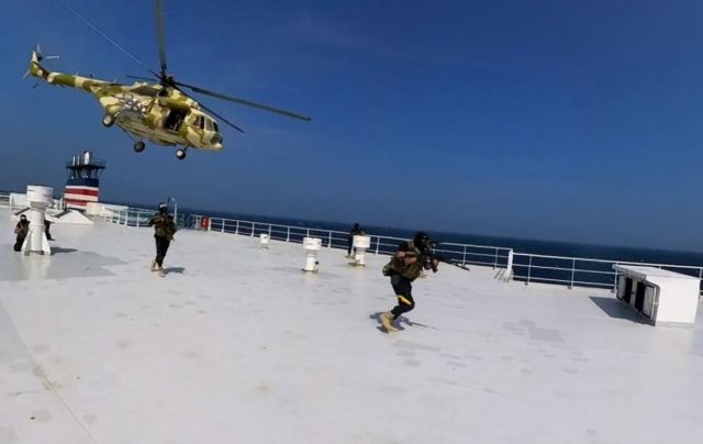 Imágenes de los rebeldes hutiés atacando un barco carguero
