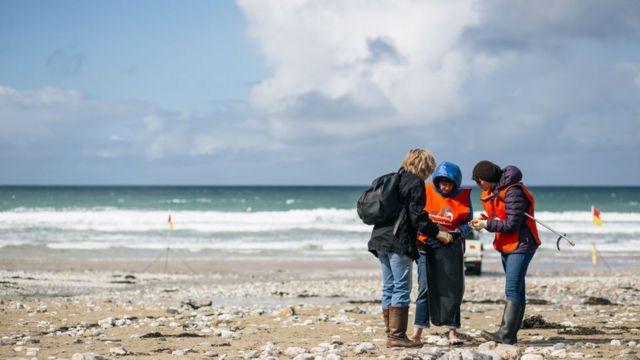 Ribuan relawan terlibat dalam acara tahunan membersihkan seluruh garis pantai Inggris Raya